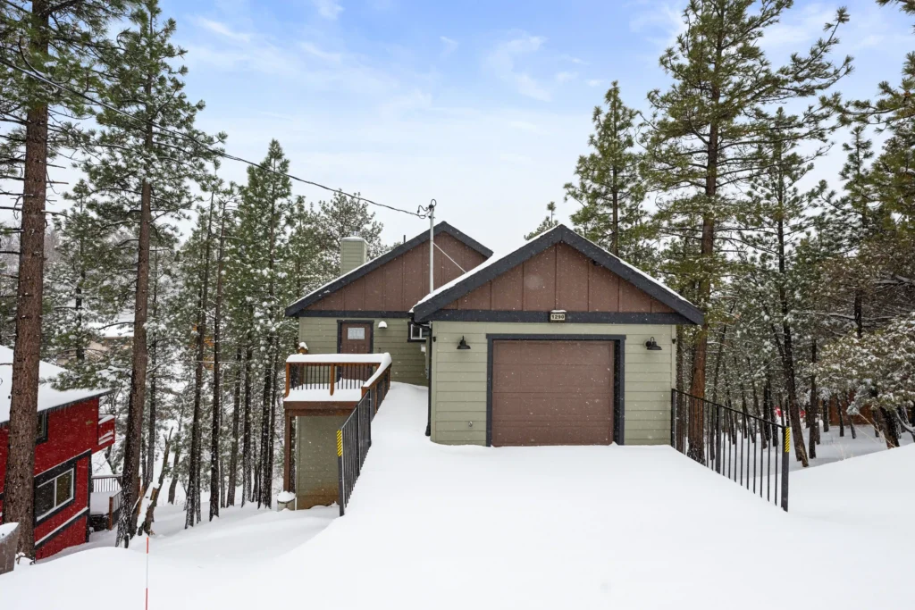 snowy Minton Grove Cabin in Big Bear